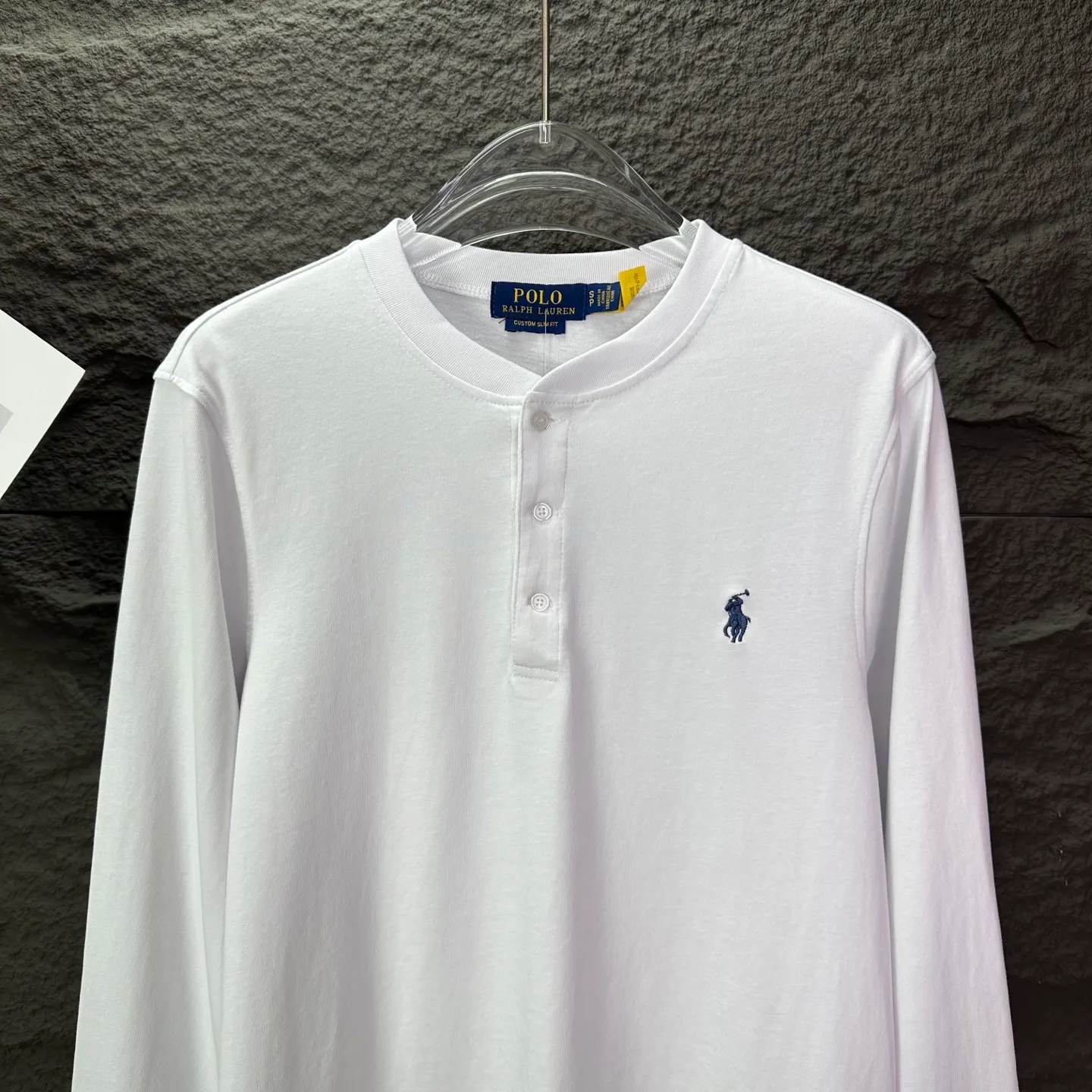 P180 Ralph Lauren 2025 new classic embroidered logo couple's style long-sleeved T-shirt 🔥High version🔥High version🔥 Original fabric Digital direct printing technology Same style as Internet celebrity star High version High quality😘😘 The fabric is made of 280g pure cotton fabric. It feels super comfortable, fashionable and individual. A long-sleeved T-shirt that is super versatile and good-looking. It is very suitable for both men and women. It is a must-have for everyone. Packaging and tags Collar label washed wheat complete 👍 Color: White Size: S-XL